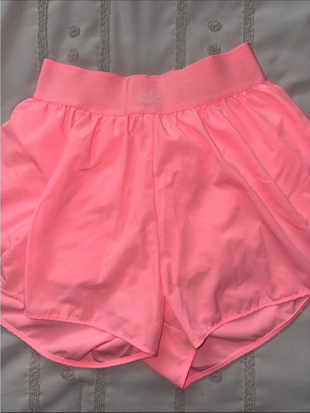ALO neon bubblegum match point short